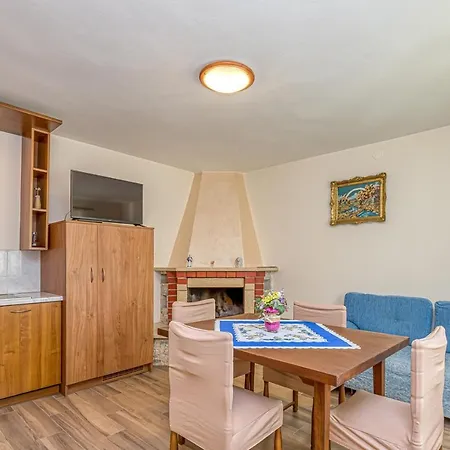 Flores Apartment *